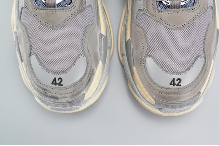 Ba*len*cia*ga 17fw triple s washed show snea grey  mens aed2900